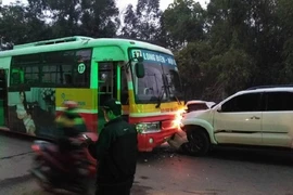 Tông tử vong cụ ông, ô tô tiếp tục đối đầu xe buýt