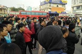 Dời hành khách bị ‘bỏ rơi’ ở bến Mỹ Đình sang Giáp Bát
