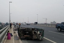 Tai nạn liên hoàn, người ngã la liệt trên cầu Nhật Tân