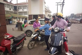 Gác tàu thu vé xe 'cắt cổ' trước cổng BV Bạch Mai