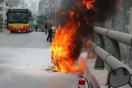 Xe máy bốc cháy tan tành trên cầu vượt tại Hà Nội
