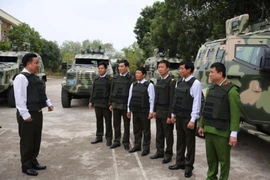 Bàn giao hàng loạt xe đặc chủng chống đạn, kháng mìn