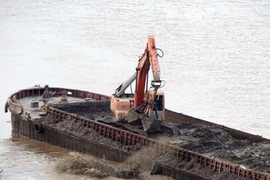 CSGT bị điều chuyển vì không kiên quyết xử lý 'bùn tặc'