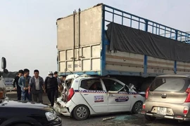 6 ô tô đâm liên hoàn, taxi bẹp dúm trong gầm xe tải