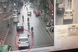 Vượt đèn đỏ còn xưng danh là cán bộ Tổng cục Hải quan