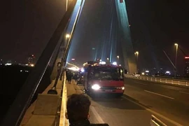 Đi vệ sinh, người đàn ông rơi xuống sông mất tích
