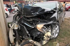 Ô tô Camry tông hàng loạt xe máy trên phố