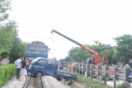 Xử lý ra sao khi ô tô chết máy giữa đường ray?
