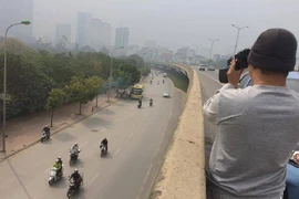 Cảnh sát xử lý xe 'rùa bò', tài xế mật báo cho nhau