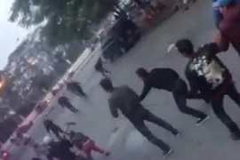 Hai nhóm thanh niên đuổi chém nhau trên phố