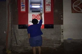 Dẹp vỉa hè: Người dân 'chật vật' rút tiền từ máy ATM