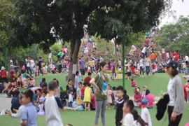 'Biển người' chen chân tại các công viên ngày Giỗ tổ 