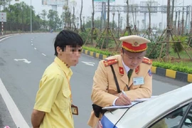 Bị CSGT xử phạt, nhờ bưu điện nộp tiền phải làm sao?