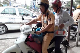 CSGT Hà Nội giúp 1 người Đồng Nai lạc đường về quê