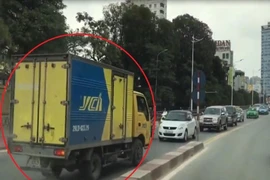 Xe tải hiên ngang đi ngược chiều trên cầu vượt