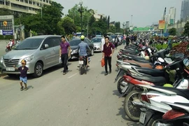 Tận dụng cầu vượt làm bãi giữ xe, chặt chém du khách