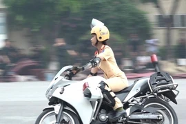 Nữ sinh cảnh sát lái mô tô đặc chủng điêu luyện