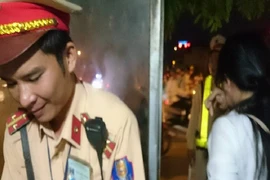 CSGT ngăn kịp nữ sinh viên định nhảy sông Hồng