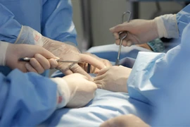 Ngực bị sưng tấy, bầm tím sau khi phẫu thuật thẩm mỹ