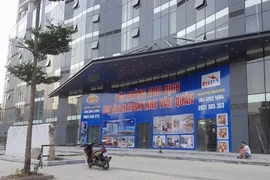 Bé trai 5 tuổi rơi từ tầng 17 xuống đất 