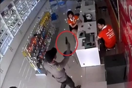Bắt 2 kẻ nghi dùng súng cướp cửa hàng điện thoại