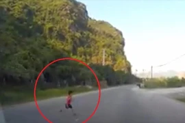 Khiếp vía bé trai bất ngờ băng ngang trước mũi ô tô