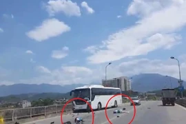 Lao với tốc độ kinh hồn, xe máy vỡ vụn trước đầu ô tô