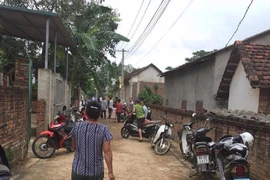 Hốt hoảng phát hiện 2 cha con nằm gục trên vũng máu