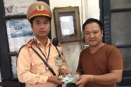 CSGT tìm người rơi ví có 10 triệu đồng để trả lại