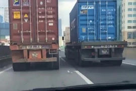 Truy tìm 2 container chạy 'rùa bò' ở đường trên cao