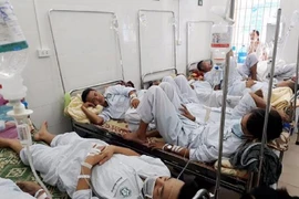 Sốt xuất huyết tăng vọt, BV 'gồng mình' chống dịch