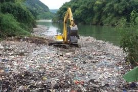 Kinh hãi bãi rác 'khủng' lềnh bềnh trên suối
