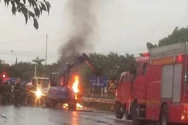 Xe tải chở đất đèn, gặp mưa bốc cháy ngùn ngụt 