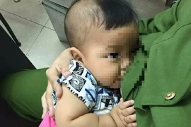 Bé trai bị bỏ rơi, được nữ cảnh sát cho bú 'cứu đói'
