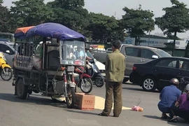 Chồng thắng gấp xe ba gác, vợ ngã xuống đường tử vong