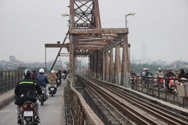 Cấm tàu thuyền để vớt bom 'khủng' cầu Long Biên
