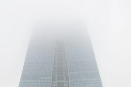 Sương mù bao phủ Hà Nội, nhà cao tầng 'mất nóc'