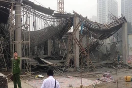 Sập giàn giáo, 6 người thương vong