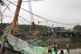 Xe tải lao xuống kênh sau va chạm, tài xế tử vong