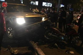 Xe 'điên' kéo lê 2 xe máy dưới gầm, 5 người nhập viện 