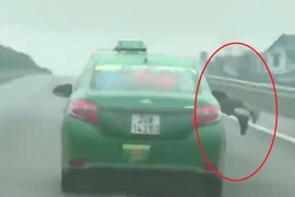 Hất công an lên nắp capô, tài xế taxi phóng bạt mạng