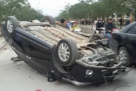 Xế hộp tông cột điện, lật ngửa giữa đường