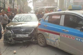  Xe camry tông liên hoàn, 4 người cấp cứu