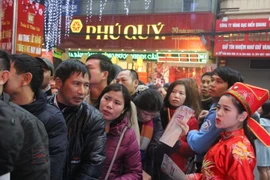 Dân HN đội mưa, xếp hàng tờ mờ sáng mua vàng thần tài
