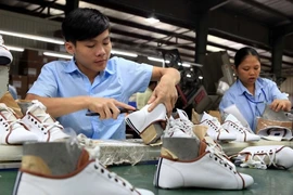 Việt Nam giành ngôi 'á hậu' về xuất khẩu giày dép