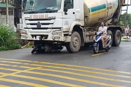 2 người đàn ông đi xe máy tử vong dưới gầm xe bồn
