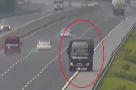 Đùa giỡn 'tử thần', xe tải phi ngược chiều trên cao tốc