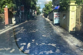 Nắng nóng khủng khiếp, mặt đường chảy nhựa loang lổ 