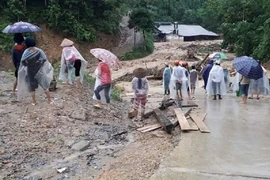 Lao ra dòng lũ cứu người, phó bí thư xã bị nước cuốn 