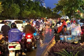 Mưa lớn, người Hà Nội nhăn mặt vì tắc đường khắp nơi